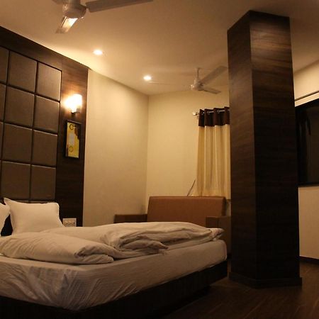 Hotel Royal Pride Ahmedabad Buitenkant foto
