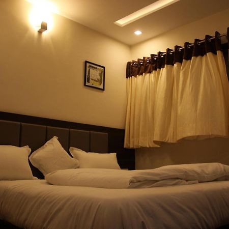 Hotel Royal Pride Ahmedabad Buitenkant foto