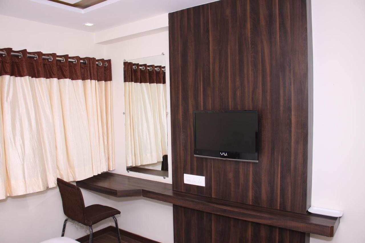 Hotel Royal Pride Ahmedabad Buitenkant foto