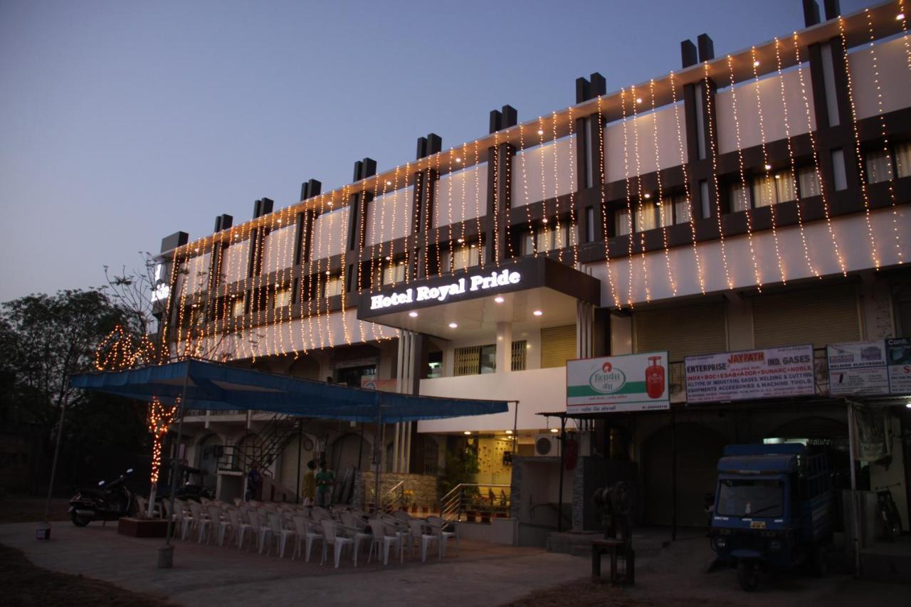 Hotel Royal Pride Ahmedabad Buitenkant foto