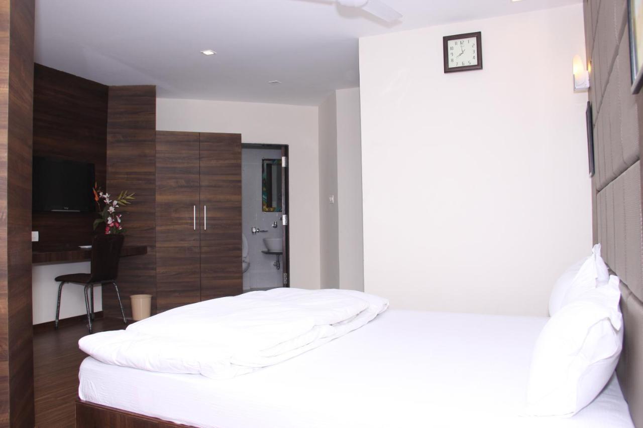 Hotel Royal Pride Ahmedabad Buitenkant foto