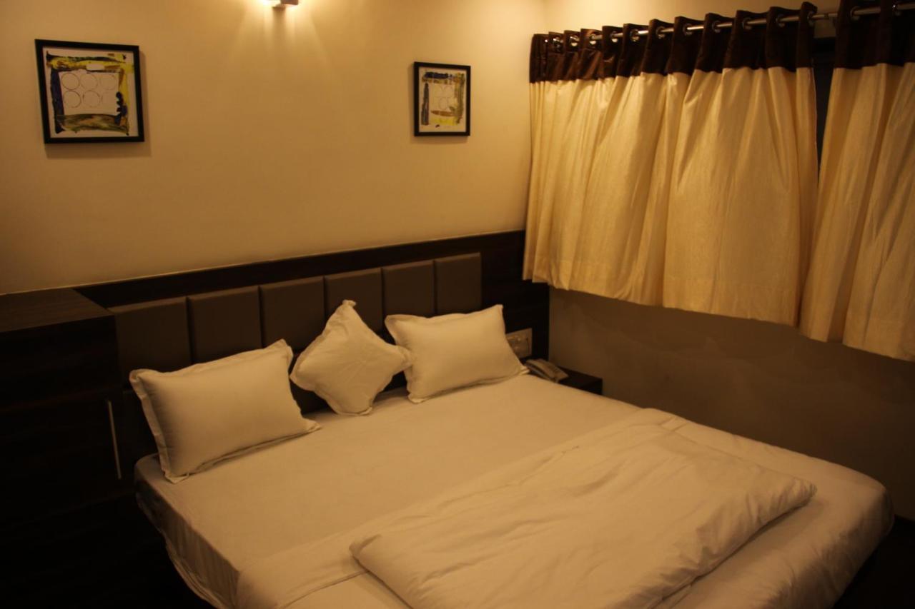 Hotel Royal Pride Ahmedabad Buitenkant foto