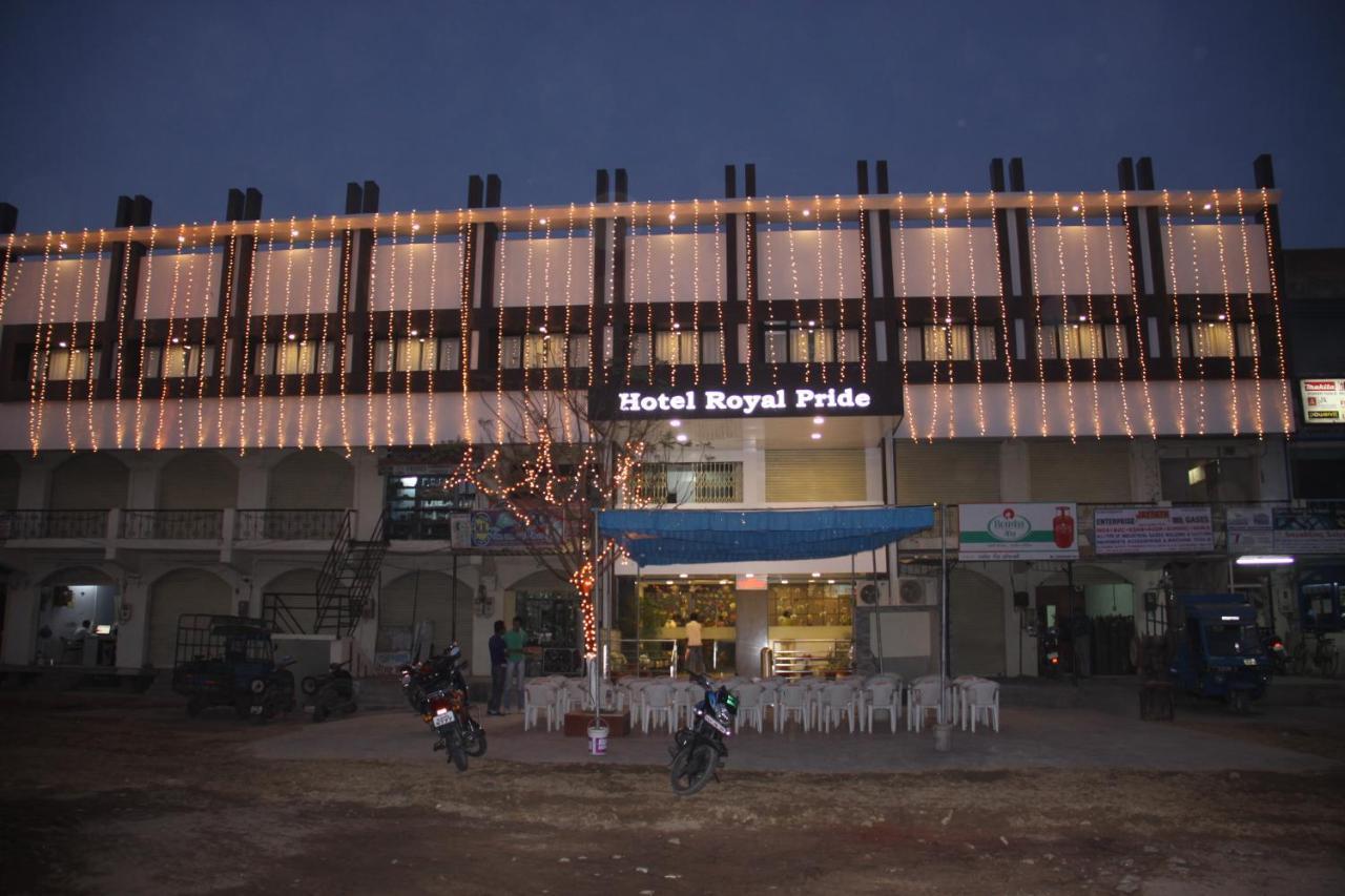 Hotel Royal Pride Ahmedabad Buitenkant foto