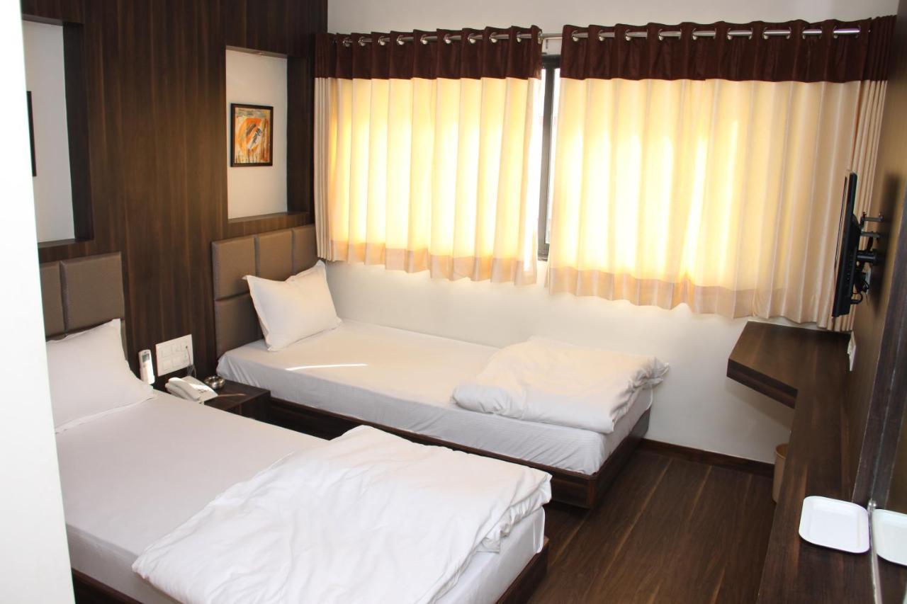 Hotel Royal Pride Ahmedabad Buitenkant foto