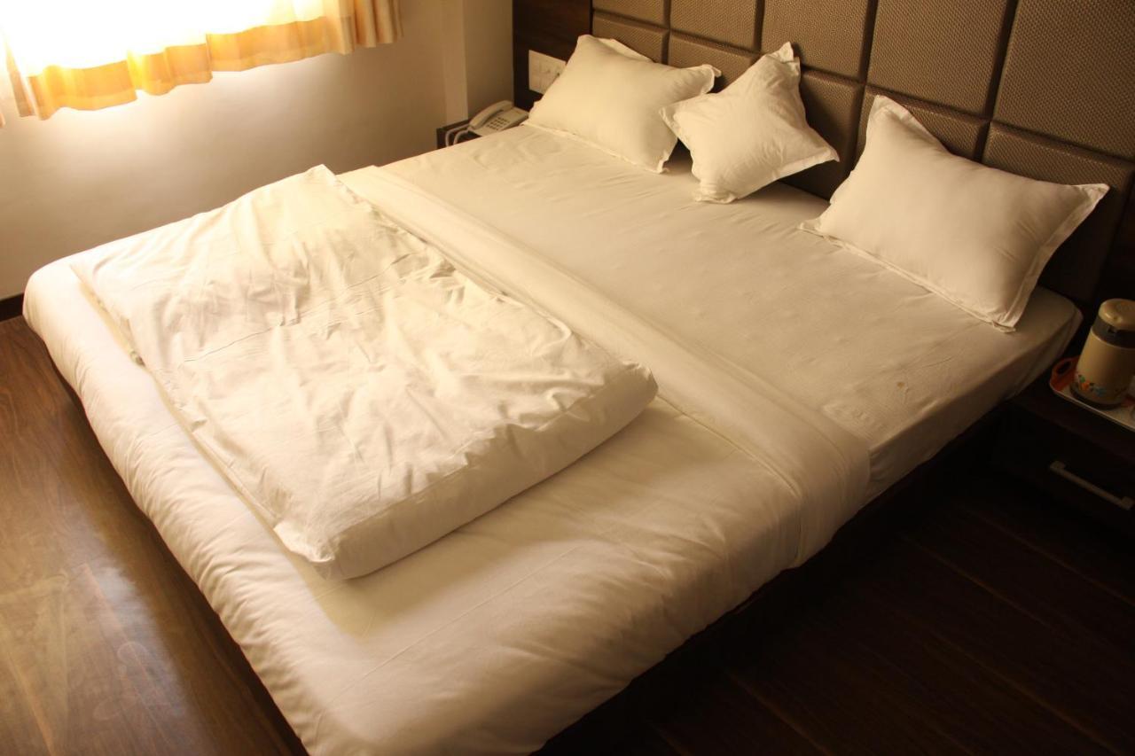 Hotel Royal Pride Ahmedabad Buitenkant foto