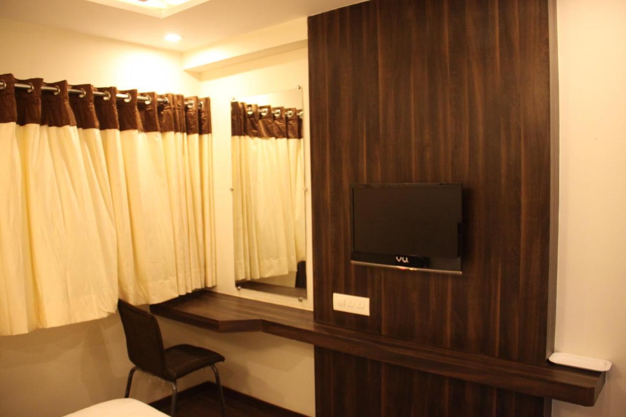 Hotel Royal Pride Ahmedabad Buitenkant foto